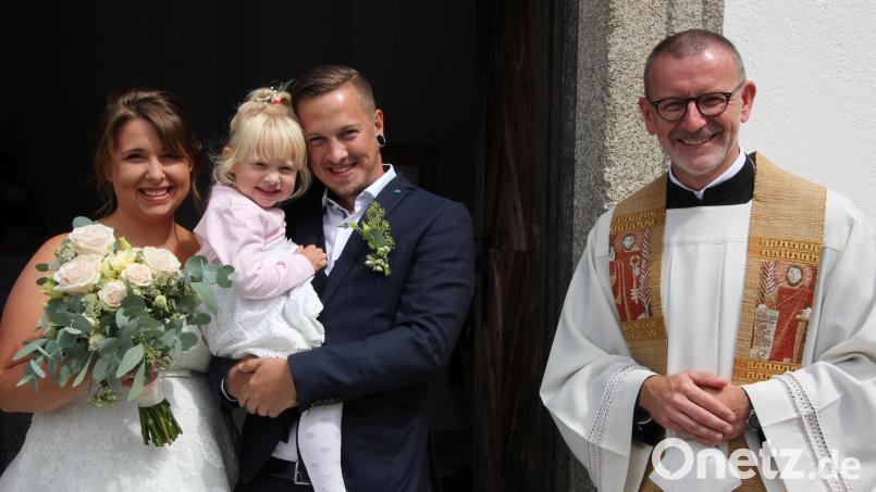Alle strahlten vor Glück, das Brautpaar Sabrina und Tobias Ernstberger mit Töchterchen Mia und Stadtpfarrer Dr. Thomas Vogl, der das Paar traute. Bild: kro