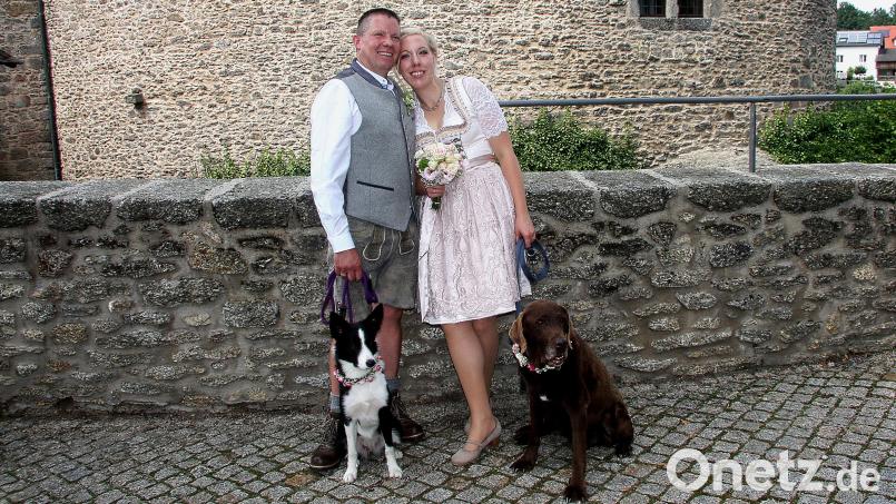 Sie haben es getan: Kristina und Ralf Lindner sind nun verheiratet. Einen nicht unwesentlichen Anteil an beider Zuneigung haben auch Fyn und Ice (von rechts). Die Vierbeiner durften die Trauringe überbringen. Bild: wro