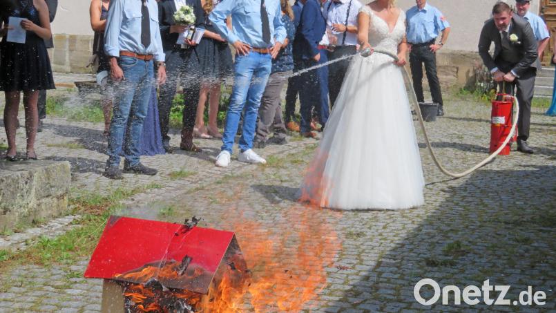 Das Frischvermählten-Löschteam Kristina und Michael Kaußler lässt dem Feuer keine Chance. Bild: ow