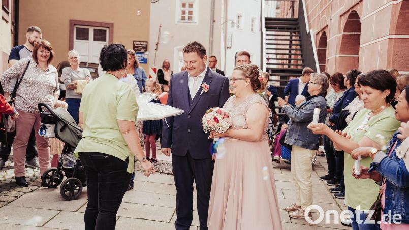 Nicole und Dominik Pentner haben sich in Sulzbach-Rosenberg da Ja-Wort gegeben. Bild: Carina Schönfelder/exb