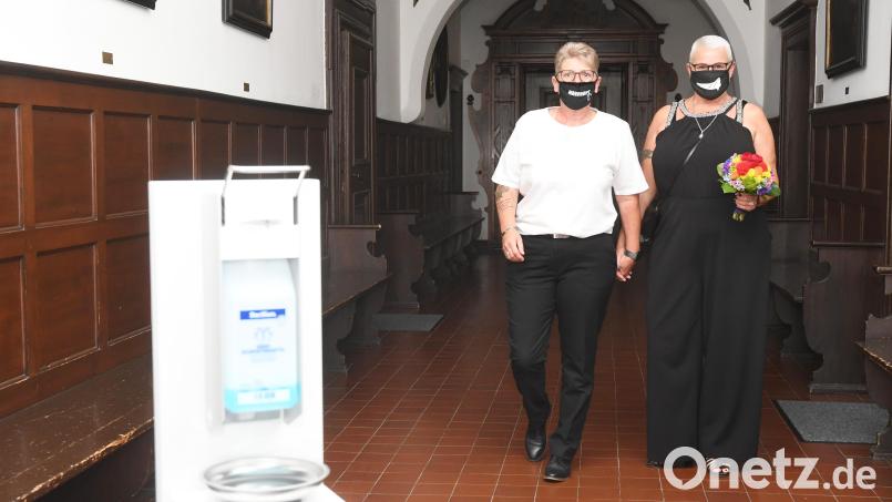 Mit Maske und Desinfektionsmittel: Karin (rechts) und Carmen Zetzlmann trauen sich trotz der Corona-Einschränkungen – und sind mit ihrer Hochzeit im Juni im Alten Rathaus in Weiden wahrlich nicht allein. Bild: Gabi Schönberger