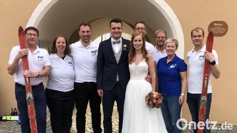 Der Skiclub wünschte dem frischgebackenen Ehepaar alles Gute für die gemeinsame Zukunft. Bild: Steffens/exb