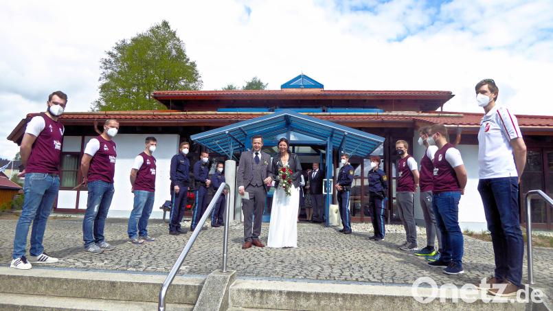 In der Steinwaldhalle im Erholungsort Friedenfels gaben sich Melanie Döppl und Thomas Paukner das Jawort. Nach der Trauung durften sie ein großes Ehrenspalier durchschreiten und mussten zahlreiche Aufgaben bewältigen. Bild: bsc