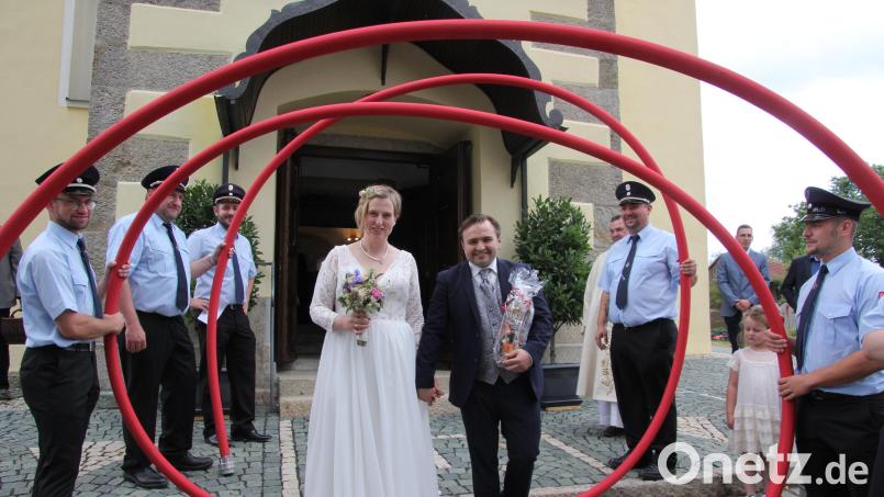 Kathrin und Florian Schabner nach der Eheschließung beim Verlassen der Pfarrkirche St. Bartholomäus in Hohenthan. Erwartet wurden sie von der Feuerwehr Thanhausen im Ehrenspalier. Bild: kro