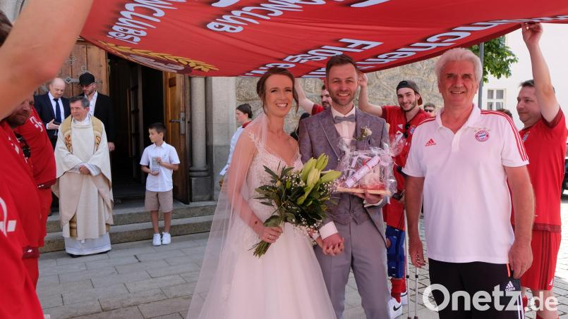 Der Flosser Fanclub-Präsident Gerhard Stadler (rechts) gratuliert Sonja Schmitz und Christian Bär zur Trauung. Bild: le