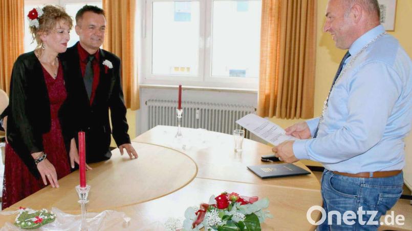 Christine Kick und Siegmund Prölß geben sich vor Bürgermeister Gerhard List da Ja-Wort. Bild: Jessica Kick/fsb