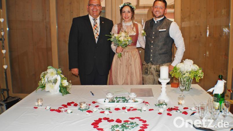 Julia Küblböck und Michael Schraml heirateten im Sengerhof. Die Eheschließung nahm Bürgermeister Klaus Meyer (links) vor. Bild: enz