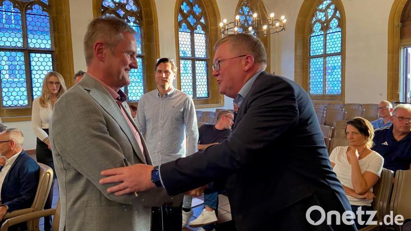Oberbürgermeister Michael Cerny (rechts) gratuliert dem Amberger Referenten für Recht und Umwelt, Bernhard Mitko, zu seiner Wiederwahl. Bild: Andreas Ascherl