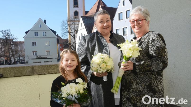 Sie sagten &quot;Ja&quot; zueinander (von rechts): Gaby Hübner und Lydia Armer, die sich über die Gewerkschaftsarbeit kennengelernt haben. Stolzes Brautmädchen war die kleine Emily. Bild: Gabi Schönberger