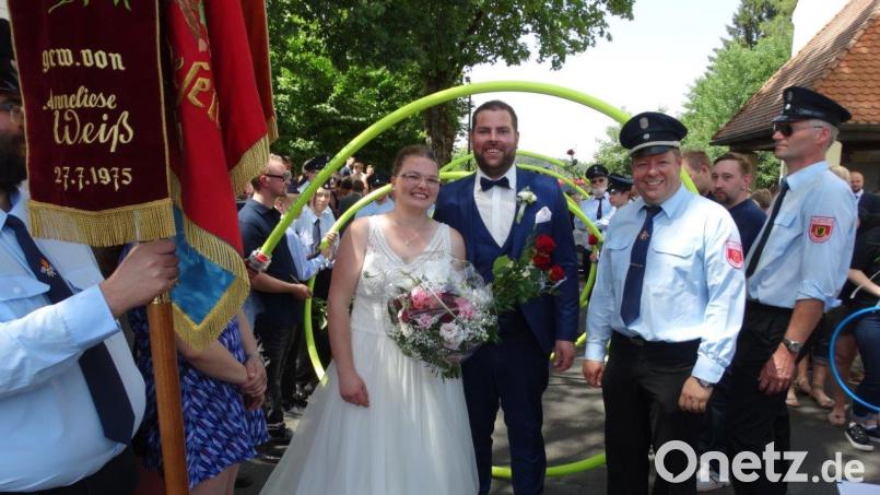 Die Feuerwehrkameraden aus Trevesen standen Spalier, als Zweiter Kommandant Stefan Schultes seine Teresa heiratete. Erster Kommandant Markus Müller (rechts neben dem Brautpaar) gratulierte den frisch Vermählten. Bild: twg