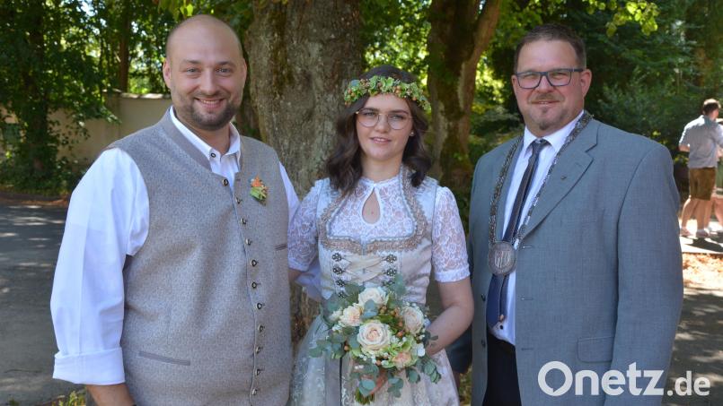 Daniel Fiebig und Kathrin Gehr gaben sich am Freitag im Rathaus Pechbrunn vor Bürgermeister Stephan Schübel (rechts) das Jawort. Bild: jr