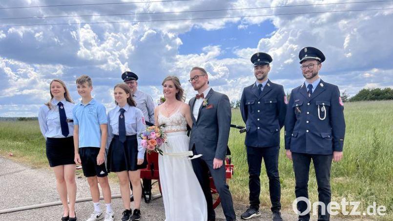 Mitglieder der Feuerwehr Guttenberg gratulierten ihrer Kameradin Kathrin Reindl und Tobias Kröpfl zur Hochzeit. Bild: Dominik Bürger/exb