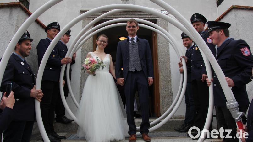 Die Feuerwehr Matzersreuth hatte für das Brautpaar extra ein "Schlauch-Spalier" aufgebaut. Bild: kro