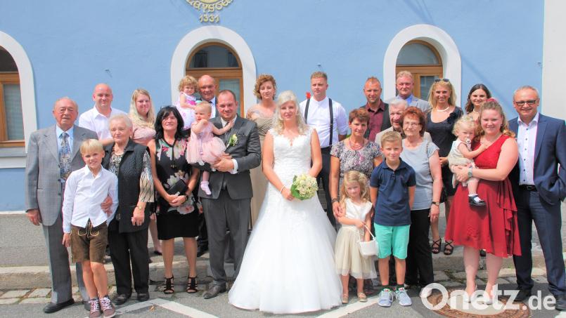 Das Brautpaar Anja Gallitzendörfer und Dominik Schödl vor dem Rathaus mit Töchterchen Fabiene, seinen Eltern, Geschwistern mit Anhang und mit den Großeltern. Bild: tu