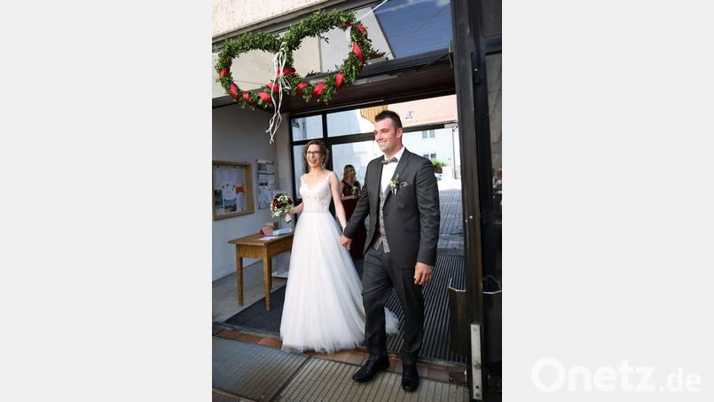 Frisch verheiratet schreitet das Brautpaar Stephanie und Daniel Fuhrich aus der Kirchenthumbacher Pfarrkirche. Bild: Eva-Maria Windisch/Fotocreativ