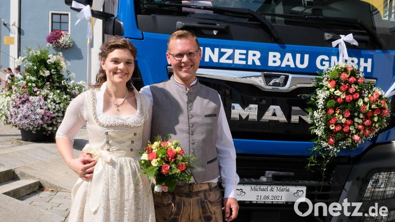 Standesgemäß fahren &quot;Maria &amp; Michael&quot; zur standesamtlichen Trauung vor: mit einem blumengeschmückten Firmen-Lkw. Bräutigam Michael Schmid ist Jungunternehmer und Mitinhaber des Eschenbacher Baugeschäfts Dunzer. Bild: do
