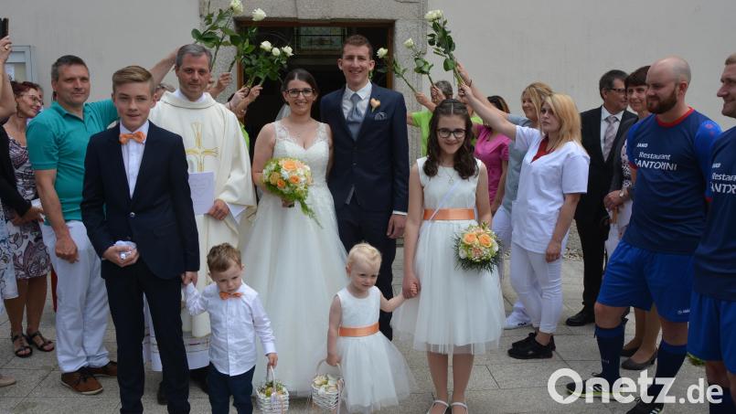 Den kirchlichen Bund der Ehe schlossen am Samstag in der Pfarrkirche St. Laurentius die Konnersreutherin Nicole Scharnagl und Sebastian Röckl aus Ahornberg. Die Trauung nahm Pater Thomas Mühlberger (links neben der Braut) vor. Vereine, Arbeitskollegen und Freunde bereiteten dem Brautpaar ein Ehrenspalier. Bild: jr