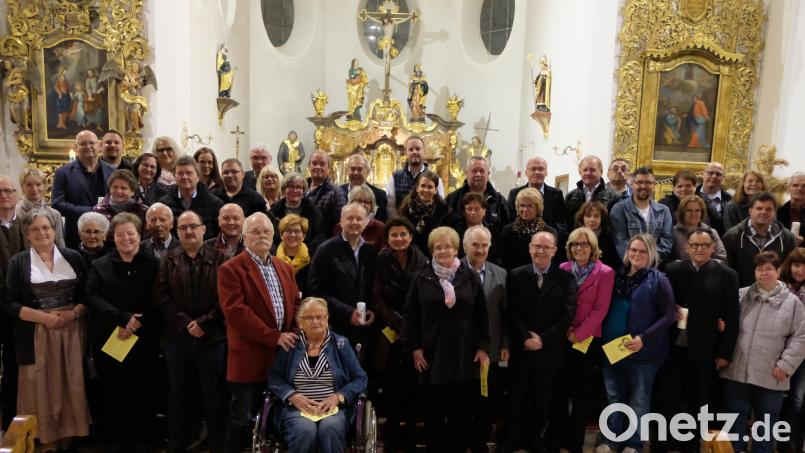 25 Paare erhalten bei der Feier des Ehejubiläums durch Pfarrer Max Früchtl erneut den Segen Gottes als Bestätigung ihres Ehebundes. Bild: le