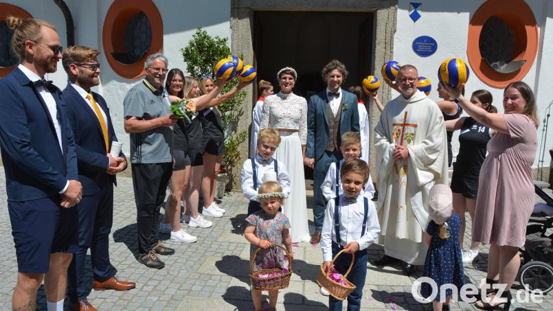 Kirchlich geheiratet haben am Mittwoch in der Kapplkirche bei Münchenreuth die beiden Konnersreuther Nadine und Bastian Weiß, getraut wurden sie von Waldsassens Stadtpfarrer Dr. Thomas Vogl. Die Volleyballerinnen des TSV Konnersreuth, Mitglieder des Konnersreuther Burschenvereins und Arbeitskollegen warteten mit einem großen Ehrenspalier auf. Bild: jr
