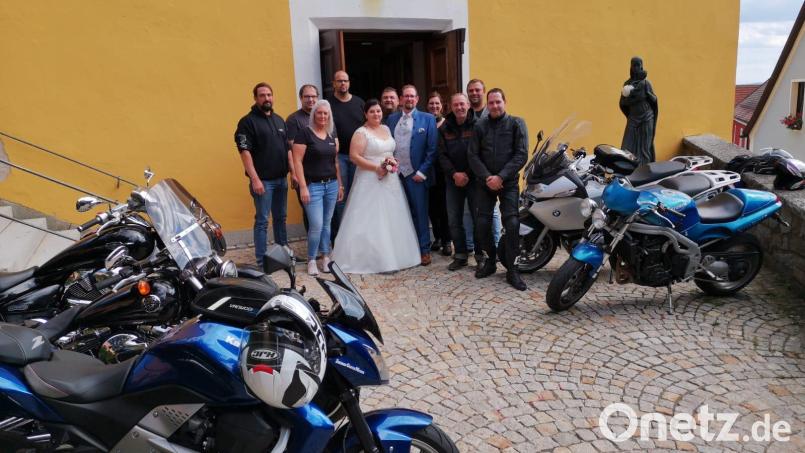 Mit schweren Maschinen warten die Motorradfreunde Leuchtenberg mit Vorsitzenden Robert Zirngibl (Zweiter von rechts) vor dem Kirchenportal auf das Brautpaar Carmen Tschierschke und Marco Bäumler. Bild: sl
