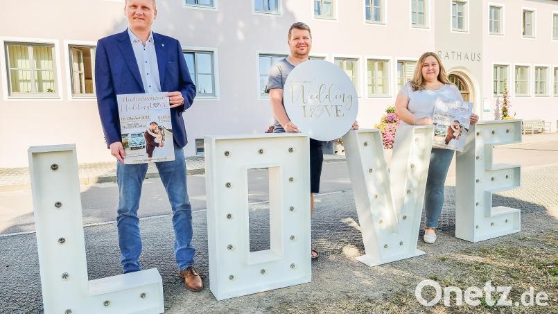 Im Oktober findet die Hochzeitsmesse "Wedding Love" in Maxhütte-Haidhof statt. Von links: 1. Bürgermeister Rudolf Seidl, Michael und Sigrid Kröninger. Bild: Anita Alt/exb