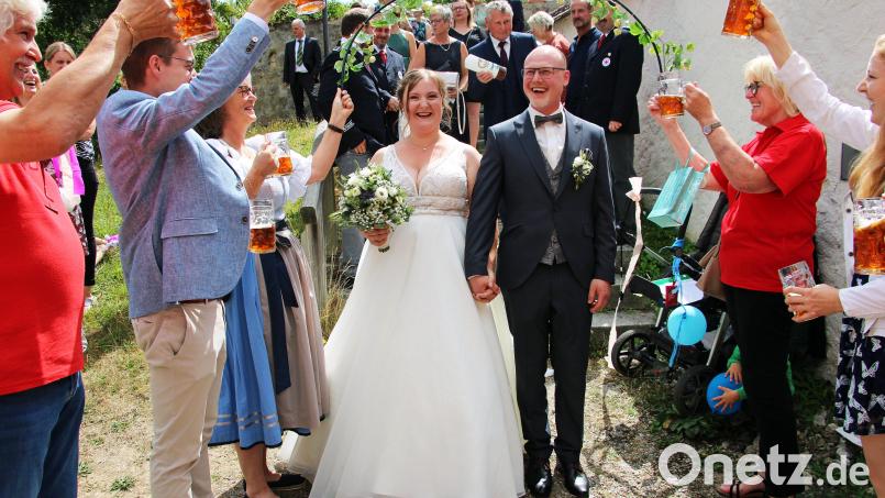 Das Hochzeitspaar muss ein langes Spalier durchschreiten. Bild: Josef Götz/exb
