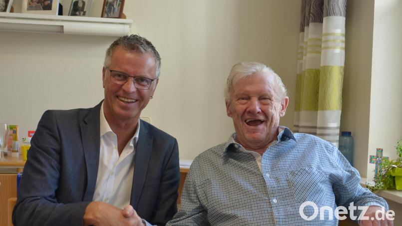 Bürgermeister Hermann Falk (links) überbringt die Glückwünsche der Stadt Hirschau und gratulierte Rainer Ehbauer zum 80. Geburtstag. Bild: fdl