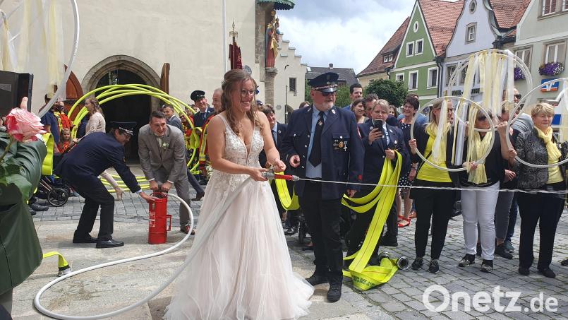 Peter und Julia Kreuzer gaben sich in der Stadtpfarrkirche das Jawort. Bild: kaz