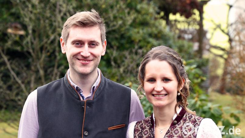Felix Weiser und Sandra Neubeck gaben sich im Standesamt des Marktes Plößberg das Jawort. Bild: le
