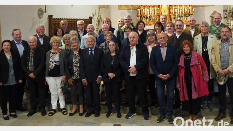 Anlässlich ihrer Ehejubiläen feiern 16 Jubelpaare aus Hirschau und Ehenfeld mit Stadtpfarrer Johann Hofmann (hinten rechts) in der Stadtpfarrkirche Mariä Himmelfahrt einen Dankgottesdienst. Bild: u