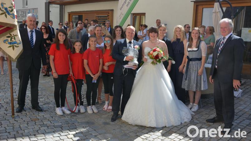 Stefanie Bäcker und Tim Stiller genossen die vielen Glückwünsche am Kirchplatz. Für den TuS Mitterteich gratulierte Präsident Anton Bauernfeind (rechts). Bild: jr