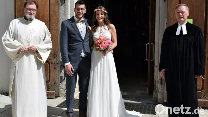 Das Brautpaar Nadine Wallner aus Auerbach und Adrian Gerstacker aus Krottensee mit Diakon Franz Reck (links) und Pfarrer Horst Kurz (rechts). Bild: wku