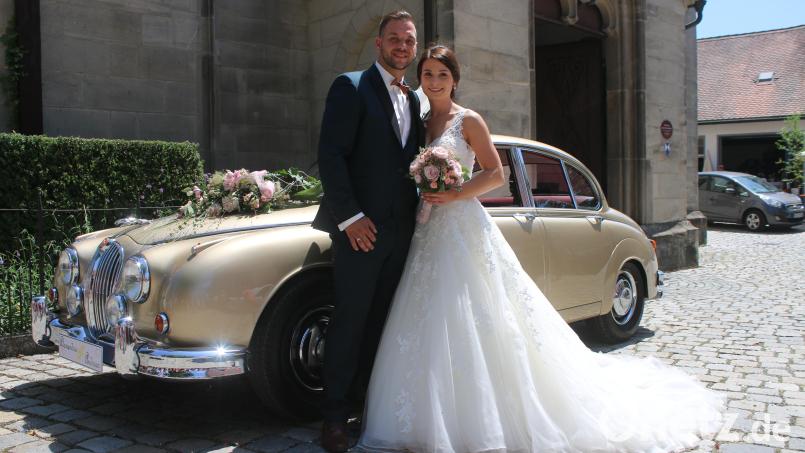 Andreas und Alexandra Voith, geborene Stopfer, wollen sich in Grafenwöhr eine gemeinsame Zukunft aufbauen. Geschmack haben sie mit der Wahl ihres Hochzeitsautos schon mal bewiesen. Bild: sne