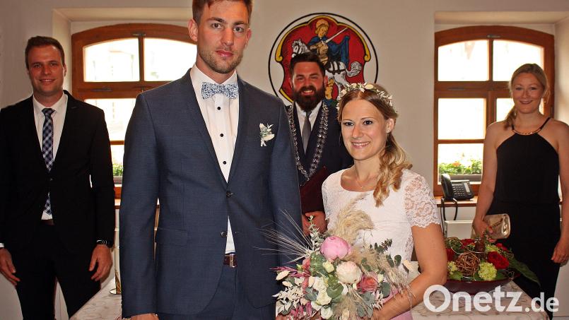Nur für das Erinnerungsbild nahm das Brautpaar Stefan und Milena Plößner die Masken ab, ebenso die Zeugen und Bürgermeister Sebastian Dippold, für ihn war es die erste Trauung als neu gewähltes Stadtoberhaupt. Auch die geforderte Distanz wurde gewahrt. Die kirchliche Trauung und die Hochzeitsreise wurden in das kommende Jahr geschoben. Bild: R. Kreuzer