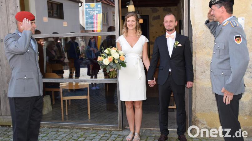 Das Brautpaar wurde nach der Hochzeit von den Bundeswehr-Kameraden des Bräutigams empfangen Bild: wku