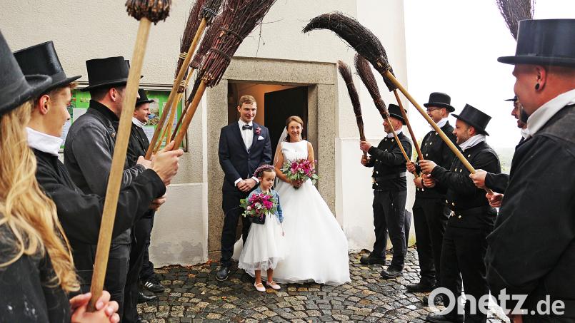 12 Kaminkehrer und die Kicker des SG SV Wurz/DJK Neuhaus/WN standen vor der Wallfahrtskirche St. Felix Spalier für ihren Kollegen und Mannschaftskameraden Matthias Bösl und seine Ehefrau Lena. Bild: prh