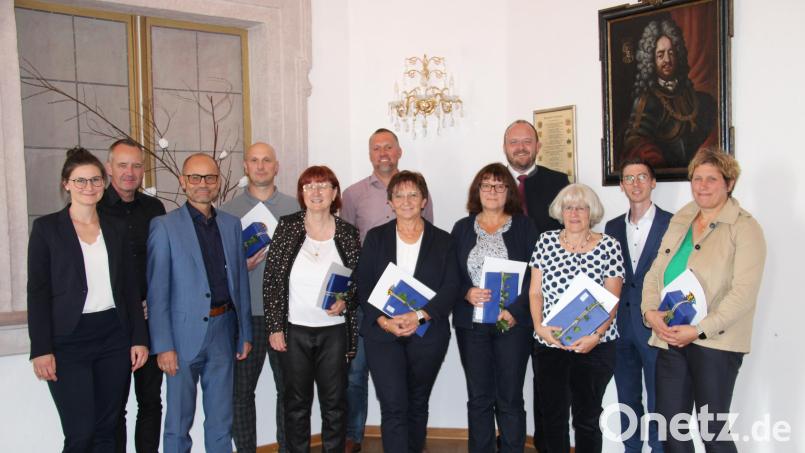 Landrat Andreas Meier (Vierter von rechts) ehrt in einer Feierstunde in der Schlosskapelle zwei Mitarbeiter für 25 Dienstjahre und verabschiedet einige Beschäftigte in den Ruhestand. Bild: prh
