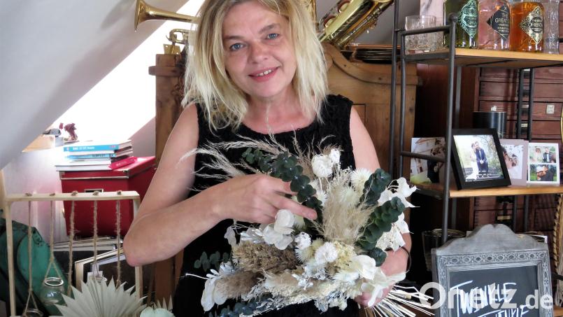 Brautpaare, die sich für ihre Hochzeit an Hochzeitsplanerin Maria Frank wenden, sind in guten Händen. Die Pullenreutherin hat sich auch in Coronazeiten um ihre Brautleute gekümmert. Jetzt können die zeitlich geschobenen oder teils völlig umorganisierten Hochzeiten endlich dennoch stattfinden. Bild: ubb