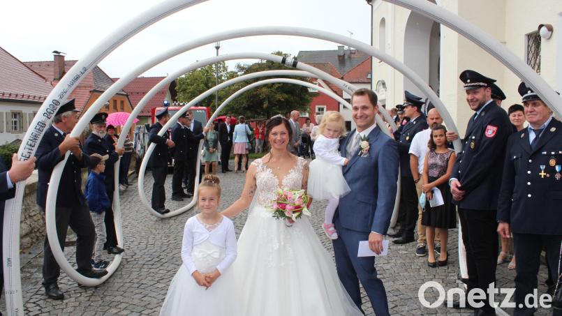 Nicole und Andreas Weigl ließen sich mit den beiden gemeinsamen Kindern in der Pfarrkirche in Tiefenbach von Pfarrer Albert Hölzl trauen. Bild: nis