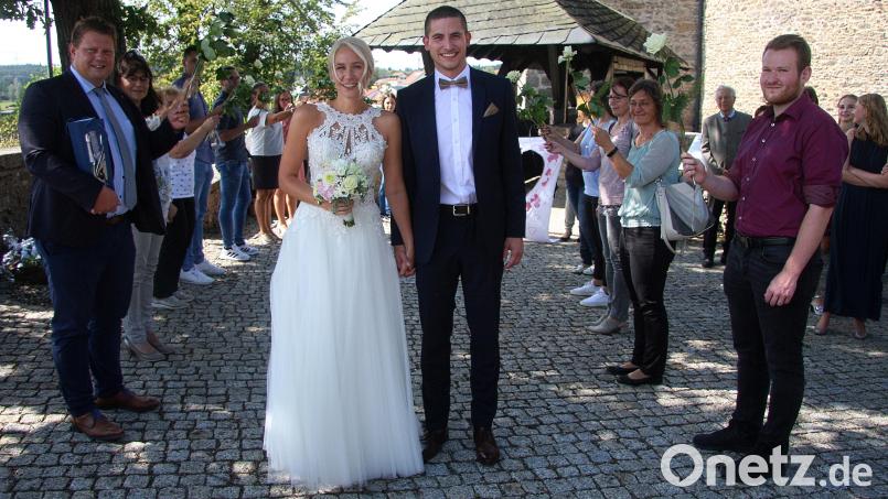 Franziska Sommer und Thomas Faltenbacher heirateten in der Burg Falkenberg. Mit einem Spalier gratulierten die Freunde und Sommers Arbeitskollegen, darunter auch der Mitterteicher Bürgermeister Stefan Grillmeier (links). Bild: wro