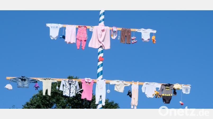 Ein zehn Meter hoher Hochzeitsbaum erinnert Maria und Michael an bestimmte Verpflichtungen. Bild: do