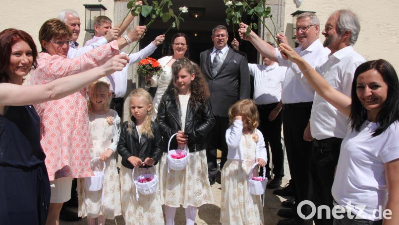 Ingrid und Alexander Haberkorn beim Verlassen der alten Pfarrkriche. Der CSU-Ortsverband Waldershof erwartete das Brautpaar im Ehrenspalier. Bild: kro