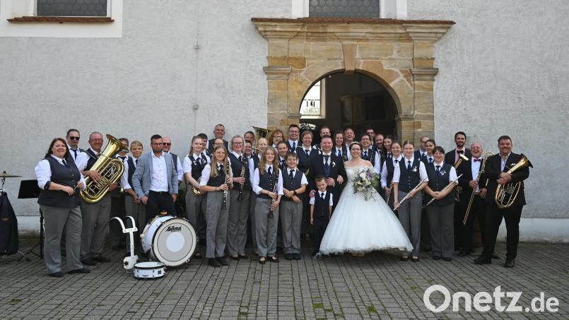 Die Werkvolkkapelle Schlicht gratuliert den frisch verheirateten Musikerkollegen Laura und Andreas Kohl zur Hochzeit. Bild: sak