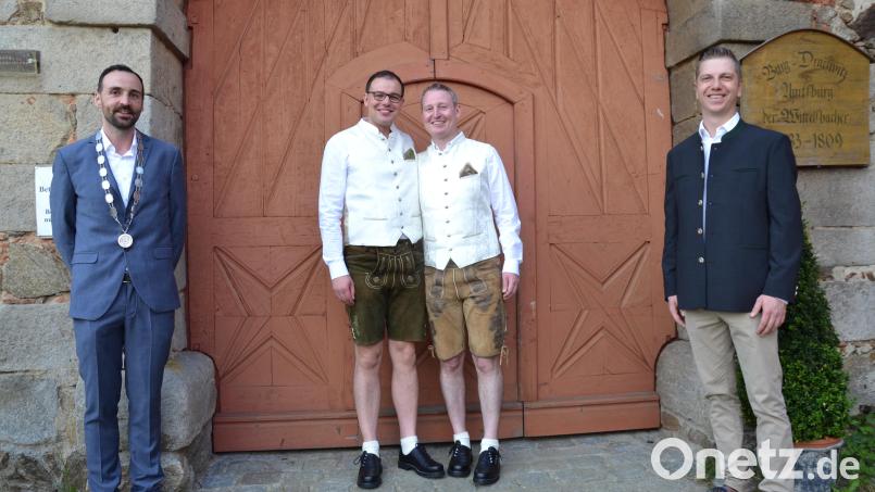 Martin Braun (Zweiter von links) und Johannes Kett (Zweiter von rechts) haben geheiratet. Dazu gratulierten Bürgermeister Armin Bulenda (links) und der Standesbeamte Sebastian Sperl (rechts). Bild: gi