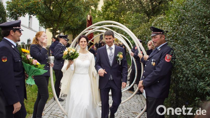 Die ersten gemeinsamen Schritte des jungen Brautpaares führten durch die Schlauchspirale der Feuerwehr. Bild: mmj