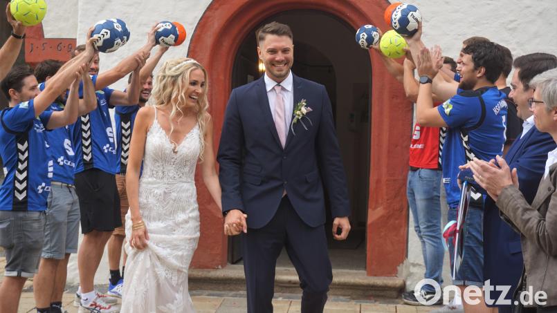 Nach der Trauung durchschritten Lisa Plank und Dominik Hartmann ein Ehrenspalier. Bild: fppp