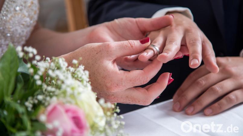 Heiraten in Pandemiezeiten kann eine Herausforderung sein. Die Hochzeitsbranche versucht, den Paaren trotz allem einen schönen Tag zu bereiten. Symbolbild: Christin Klose/dpa
