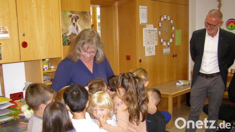 Zur Feier des Tages durften die Kinder der &quot;Zwergengruppe&quot; ihre Erzieherin Kerstin fest knuddeln. Rechts Stadtpfarrer Dr. Thomas Vogl. Bild: pz