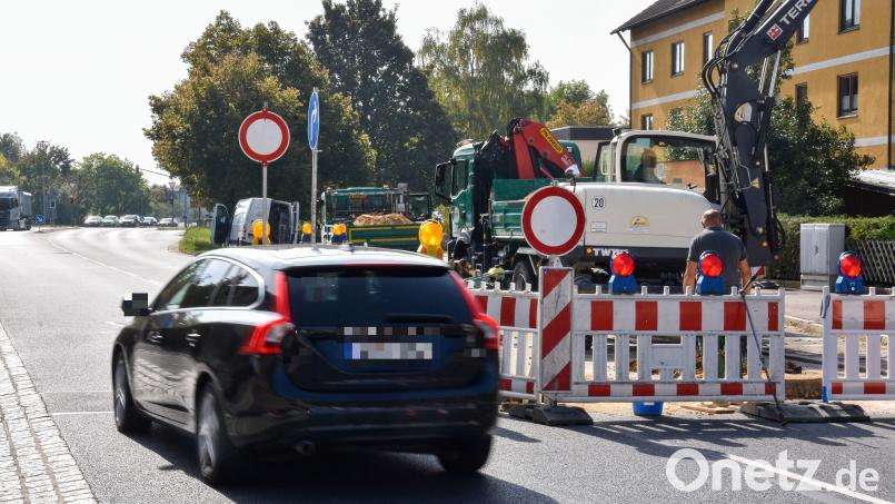 Auf der Drahthammerstraße ist die Durchfahrt stadtauswärts verboten. Auch dieser Autofahrer missachtet die Verkehrszeichen. Die Polizei rät zur Umfahrung. Bild: Stephan Huber