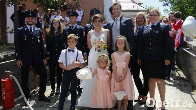Das Brautpaar nach der Trauung mit einer Abordnung der Feuerwehr Waldthurn Bild: Mkr mkr